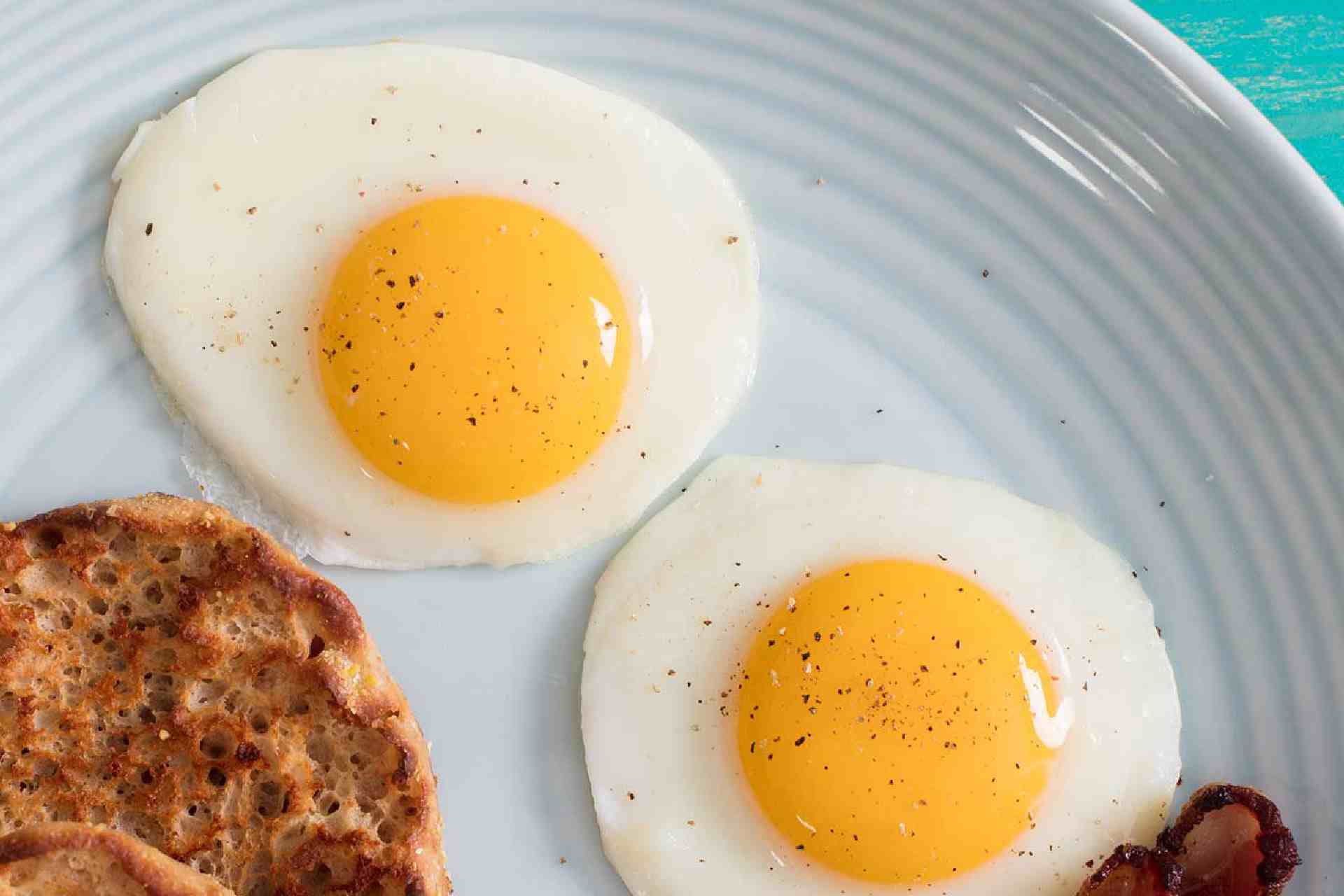 Яичница на весах. Fried Egg Top view.