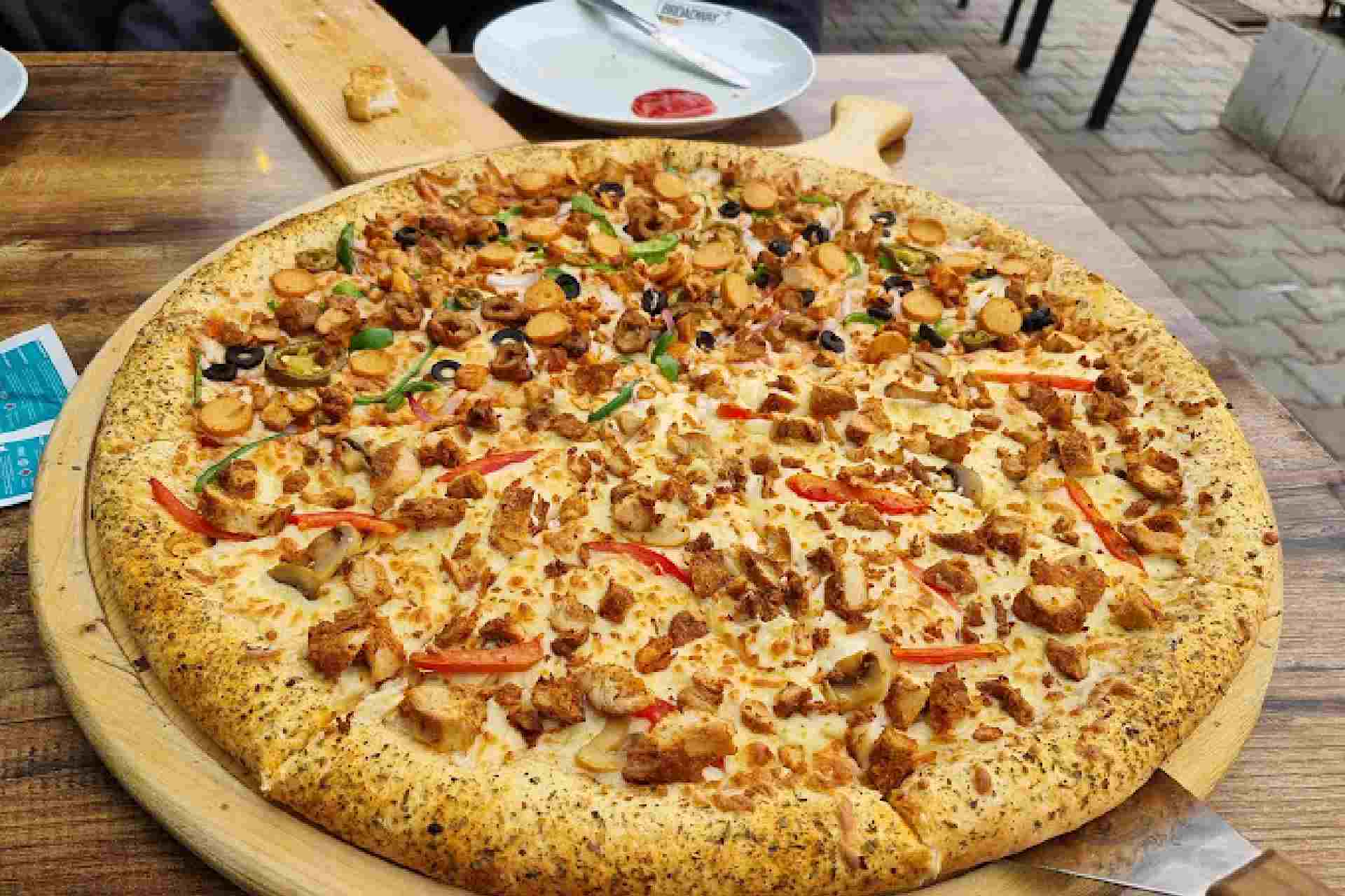 10 Best Pizza Places In Lahore - You Must Visit!